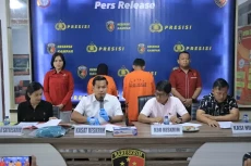 Edan! Suami-Istri di...