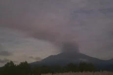 Gunung Raung Muntahkan...
