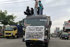 Ribuan Sopir Truk Demo...