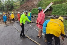 Longsor Tutup Jalan...