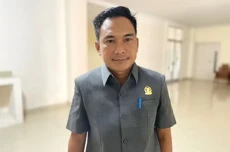 Soroti Jalan Rusak di...