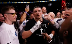 Oleksandr Usyk Pertahankan...