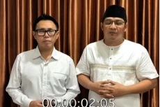 Disorot Publik, Sambil...