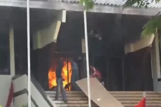 Aksi Massa Rusuh, Gedung...
