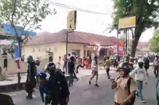 Massa Rusak Polsek Purwodadi...