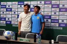 Pelatih Laos Sibuk Bahas...