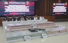 Tumpukan Duit Rp204...