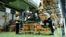 Ironi Industri Otomotif...