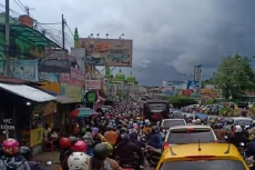 Ribuan Orang di Puncak...