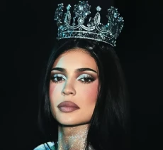 Menyala! Kylie Jenner...