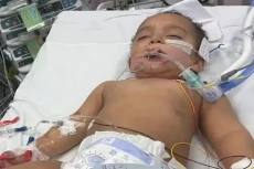 Bayi Ini Minum Cairan...