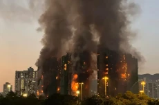 Ratusan Orang Masih...