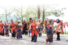 Pengunjung Padati Toba...