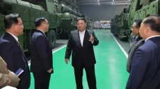Kim Jong-un Kunjungi...