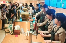 Gerai Pertama Starbucks...