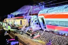 Dua Kereta Api Tabrakan...