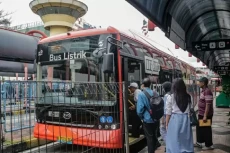 Penumpang Transjakarta,...