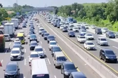 Tol Japek Macet, Contraflow...