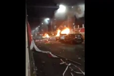 Amuk Massa di Stadion...
