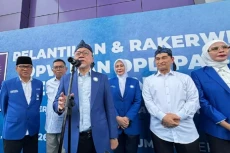Zulhas Hadiri Pelantikan...