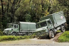 Perang Berkecamuk, Mercedes-Benz...