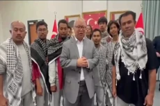 9 WNI Jalani Pemeriksaan...