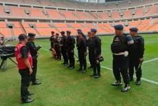 Brimob Sterilisasi Stadion...