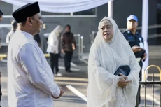 Salat di Masjid DPR,...