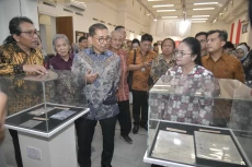Lewat Pameran Filateli,...