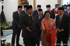 Momen Hangat Prabowo-Megawati,...