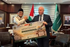 Kemenhaj Serahkan Paket...