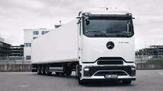 Mercedes-Benz Luncurkan...