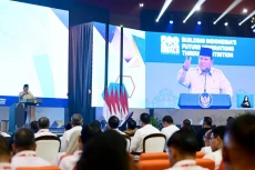 Prabowo: Makan Masalah...