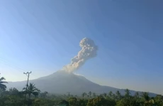 Gunung Lewotobi Laki-laki...