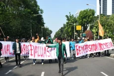 Gelar Unjuk Rasa di...