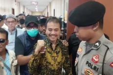 Roy Suryo Kenakan Batik...
