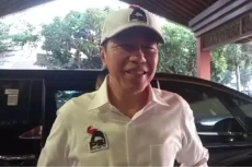 Jokowi Pakai Baju dan...