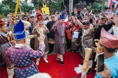 Blusukan, Jokowi Terima...