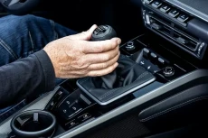Mengemudikan Mobil Manual...