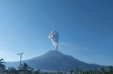 Gunung Lewotobi Laki-laki...