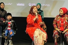 Inayah Wahid Debut di...