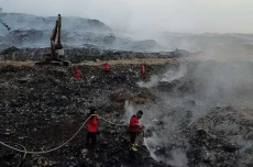 Kebakaran TPA Jatiwaringin...