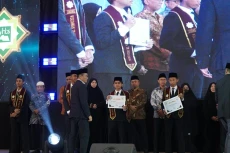 Lulusan Tak Cukup Pintar...