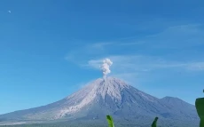 Gunung Semeru Erupsi...