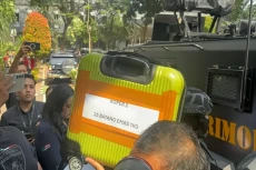 Penampakan Koper Berisi...