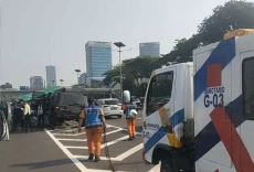 Mobil Maung Tabrak Rambu...