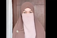 Resmi Cerai, Tuntutan...