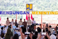 Dampingi Presiden Resmikan...