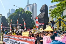 Massa Antikorupsi Dukung...