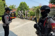 2 Jam Penyisiran, Polisi...